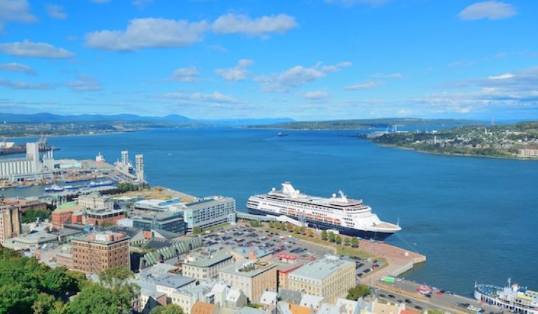 Travailler sur un bateau de croisière : quels métiers et quelles conditions en 2026 ?